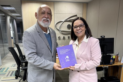 Imagem: Denise Pires de Carvalho e Anderson Gomes com o Livro Violeta (Julia Prado - CGCOM/CAPES)