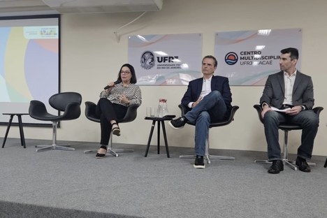 Imagem: A presidente da CAPES/MEC, Denise Pires de Carvalho, participou do seminário na UFRJ (Divulgação)