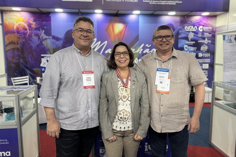 Imagem: Presidente da CAPES com a Medalha do Mérito Científico da Fapema (Julia Prado - CGCOM/CAPES)