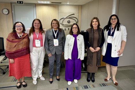 Imagem: Representantes da CAPES e da Ufac reunidas na sede da Coordenação, em Brasília (Julia Prado - CGCOM/CAPES)
