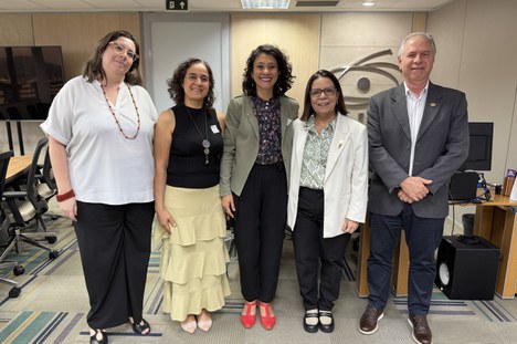 Imagem: Equipes da CAPES e da Senad reunidas na sede da Coordenação, em Brasília (Julia Prado - CGCOM/CAPES)