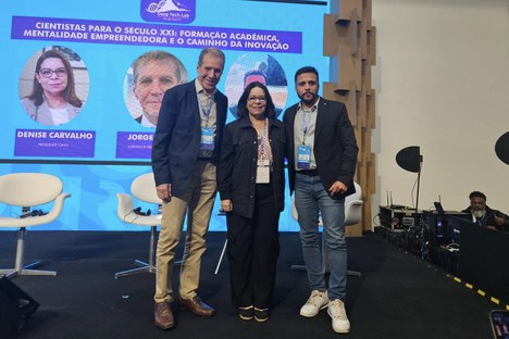 Imagem: Painel foi formado por Jorge Bittar, Denise Pires de Carvalho e Allan Santos (Priscila Ubriaco/CAPES)