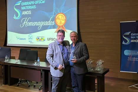 Imagem: Diretor da CAPES recebe homenagem da UFSCar (Divulgação)