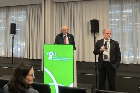 Imagem: Rui Oppermann e José Celso Freire Junior apresentaram o Programa CAPES Global.edu na EAIE 2025 (Divulgação)