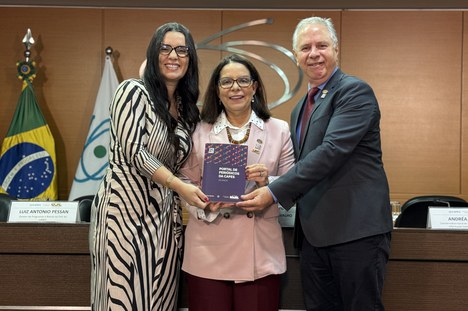 Imagem: Livro dos 25 anos do Portal de Periódicos da CAPES (Julia Prado - CGCOM/CAPES)