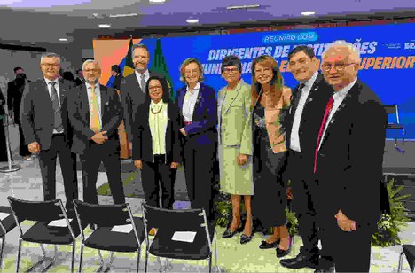 Imagem: A presidente da CAPES, Denise Pires de Carvalho (ao centro), no evento de regulamentação da Lei de Instituições Comunitárias de Educação Superior (Julia Prado - ASCOM/CAPES)