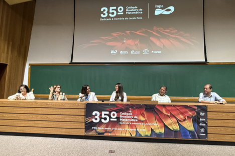 Imagem: Cerimônia da SBM reuniu CAPES, ABC, IMPA, direção nacional do ProfMat e a própria SBM (Divulgação/IMPA)