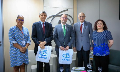 Imagem: CAPES recebe a visita do embaixador da Hungria (Naiara Demarco - CGCOM/CAPES)