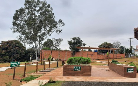 Imagem:  O 'caminho sensorial' é parte do trabalho de Vania de Oliveira Silva (Arquivo pessoal)