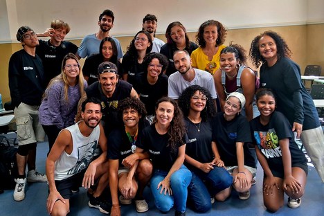 Imagem: Professora de dança do IFB Juliana Passos (à frente de calça jeans) e bolsistas do Pibid (Arquivo pessoal)