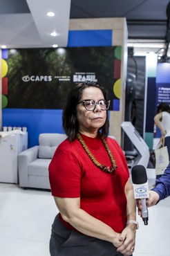 Imagem: Denise Pires de Carvalho, presidente da CAPES, no  estande da CAPES (Ester Cruz - CGCOM/CAPES)