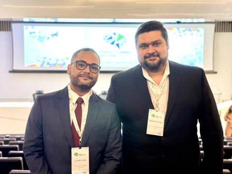 Imagem: Lucas de Lima com o seu orientador William de Araújo (Julia Prado - CGCOM/CAPES)