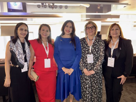 Imagem: Bruna Trindade (de azul) com a orientadora, professores e reitora da UEFS (Julia Prado - CGCOM/CAPES)