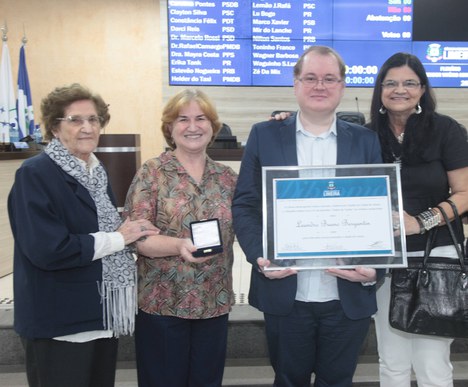 Imagem: Leandro Bueno Bergantin recebendo a Medalha de Mérito Cívico na Câmara Municipal de Limeira (SP). Da esquerda para a direita: avó, mãe, Leandro Bueno Bergantin e tia (Arquivo pessoal)