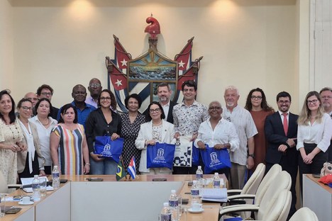 Imagem: Assinatura de memorando na Universidade de Havana (Divulgação)