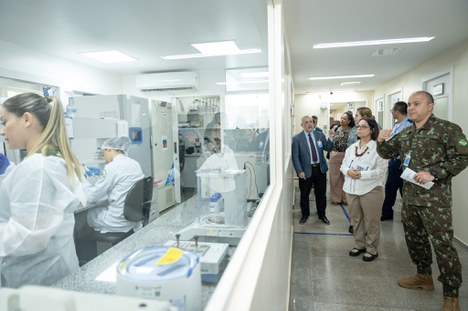 Imagem: Denise conhece pesquisas do HFA (Imagem: Júlia Prado - CGCOM/CAPES)