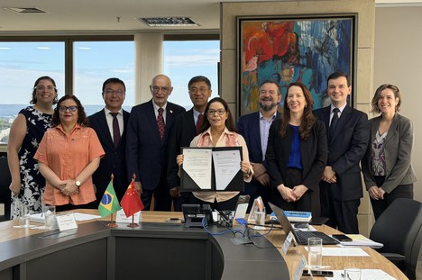 Imagem: Participantes da cerimônia de assinatura do acordo (João Mendes - ASCOM/CAPES)