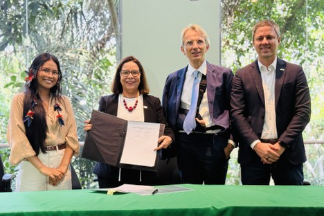 Imagem: Alícia Patrine, Denise Pires de Carvalho, Emmanuel Lenain e Rodolfo Cabral na cerimônia de assinatura do acordo do Programa Guatá (Julia Prado - CGCOM/CAPES)