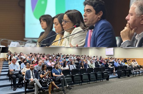Imagem: Mesa de abertura da sexta semana de atividades presenciais da Avaliação Quadrienal 2021-2024 (Julia Prado - CGCOM/CAPES)