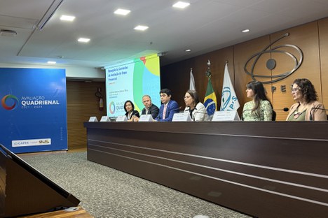 Imagem: Mesa de abertura da quinta semana de atividades presenciais da Avaliação Quadrienal 2021-2024 (Julia Prado - CGCOM/CAPES)