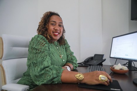 Imagem: Isaura Genoveva é secretária da Reparação de Salvador e bolsista CAPES no mestrado em Direito (Bruno Concha/Prefeitura de Salvador)