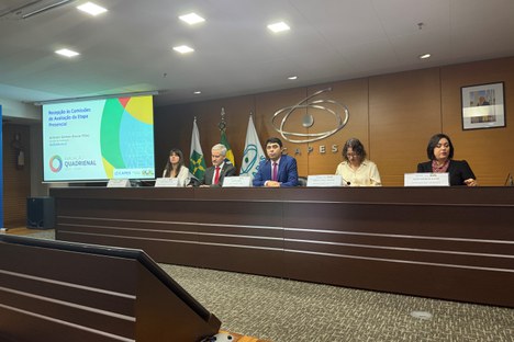 Imagem: Mesa durante os encontros (Júlia Prado - CGCOM/CAPES)