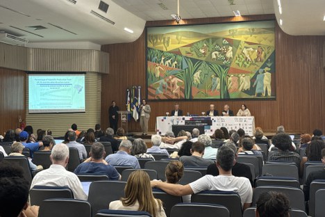 Imagem: Presidente da CAPES fez apresentação na primeira mesa-redonda da reunião de 2025 da SBPC (Julia Prado - CGCOM/CAPES))