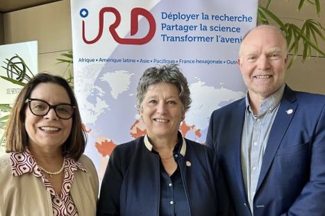 Imagem: Denise Pires de Carvalho com a CEO do IRD, Valérie Verdier, e o vice-presidente do Conselho Científico do IRD, Laurent Dagorn (Divulgação/IRD)