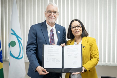 Imagem: Presidentes da CAPES e do Sistema Universitário de Illinois assinaram acordo de mobilidade acadêmica (Júlia Prado - CGCOM/CAPES)