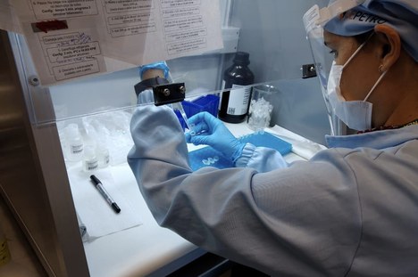 Imagem: Realização de análises laboratoriais no Programa de Pós-Graduação em Geoquímica: Petróleo e Meio Ambiente – Pospetro, IGEO, UFBA (Arquivo pessoal)