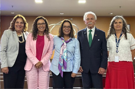 Imagem: Márcia Abrahão Moura, Dalila Andrade Oliveira, Denise Pires de Carvalho, Ricardo Galvão e Débora Peres Menezes debateram a presença feminina na ciência (Julia Prado - ASCOM/CAPES)