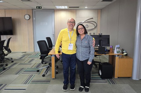 Imagem: Flávio Sacco com a presidente da CAPES: participação da Avaliação Quadrienal 2021-2024 encerra período de quase 20 anos como consultor (Divulgação)