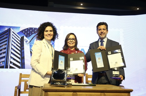 Imagem: Natália Mota, diretora de Gestão de Pessoas dos Correios, Denise Pires de Carvalho, presidente da CAPES e Leonardo Barchini,secretário-executivo do MEC (Fabio Nakakura/MEC) 