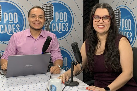 Imagem: Anderson Andrade e a coordenadora-geral do Portal de Periódicos, Andréa Carvalho Vieira (Júlia Prado - CGCOM/CAPES)