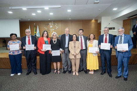 Imagem: A presidente da CAPES com os novos integrantes do Conselho Superior (Júlia Prado - CGCOM/CAPES)