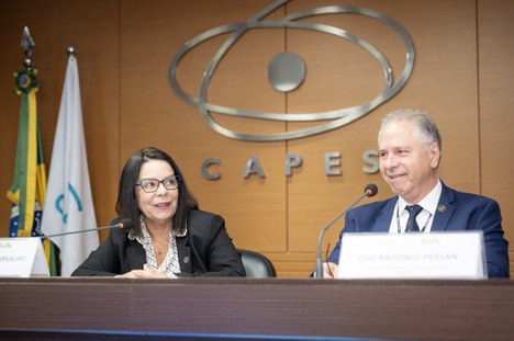 Imagem: Denise Pires de Carvalho, presidente da CAPES e Luiz Antonio Pessan, diretor de Programas e Bolsas no País (Júlia Prado - GCOM/CAPES)
