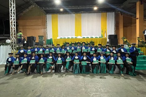 Imagem: Primeira turma do curso de Licenciatura em Pedagogia do Campo da UEA formou 34 professores (Divulgação)