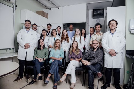 Imagem: A coordenadora do projeto, Tatiana Sampaio (de azul claro), com pesquisadores que integraram a equipe ao longo dos anos; Madalena Barroso é a de verde (Luciana Sposito)