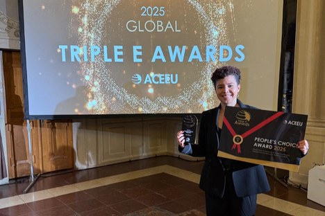 Imagem: Lane Alves com os prêmios conquistados no Triple E Awards 2025 (Arquivo pessoal)