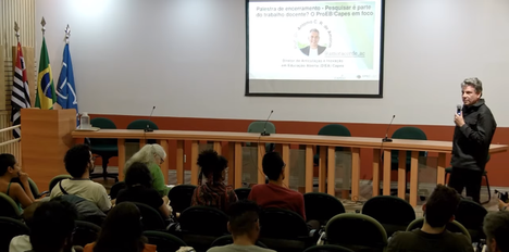 Imagem: Diretor da CAPES explica programa de formação de professores em seminário em São Paulo (Print da tela)