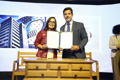 Imagem: Edital foi assinado em evento de lançamento do selo comemorativo dos 75 anos da CAPES (Fabio Nakakura/MEC)