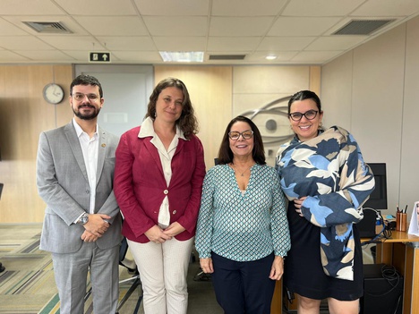 Imagem: Daniela Freddo (2ª à esquerda) com a presidente da CAPES e equipe da nova diretoria (Gabriela Eleotério - CAPES)
