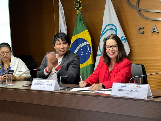 Denise Pires de Carvalho assina o documento de criação do Programa de Desenvolvimento Acadêmico Indígena