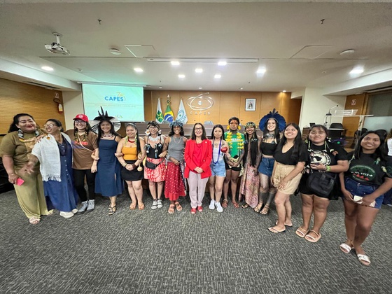 A presidente da CAPES com mulheres indígenas ligadas à Educação Foto: Gabriela Eleotério - CAPES