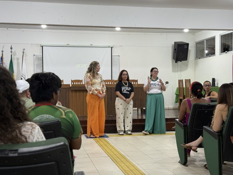 Imagem: DEm Parintins (AM) participantes da Caravana Iaraçu ouvem relatos relatos de estudantes, professores e gestores de instituições de ensino localizadas no município (Julia Prado - CGCOM/CAPES)