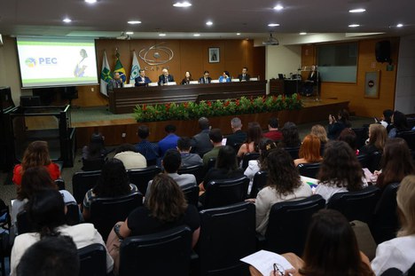 Imagem: CAPES participa de encontro de instituições do PEC-G (Luís Fortes/MEC)