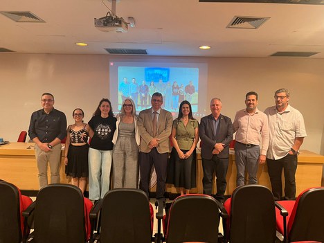 Imagem: Diretor da CAPES (3º à direita) participou do Fórum Novas Diretrizes da Pós-Graduação, na USP (Divulgação)