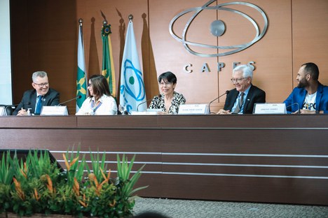 Imagem: Mesa de abertura da solenidade da premiação (Naiara Demarco - CGCOM/CAPES)