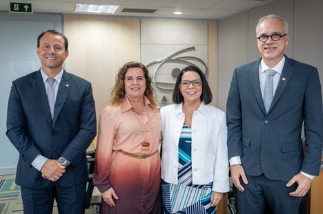 Imagem: Presidente da CAPES com o presidente e vice-presidentes da Andifes (Júlia Prado - CGCOM/CAPES)