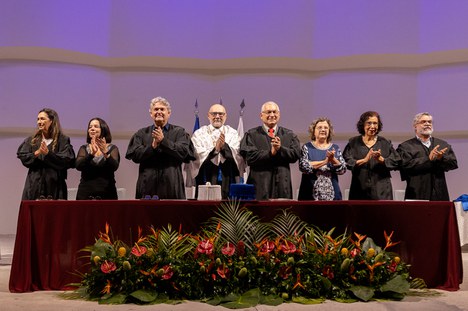 Imagem: Cerimônia de entrega do título de Doutor Honoris Causa ao professor Heleno Araújo (Lucas Emanuel/UFPE)